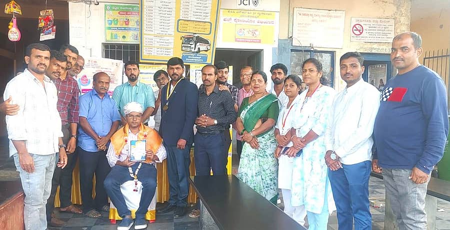 ನರಸಿಂಹರಾಜಪುರದ ಬಸ್ ನಿಲ್ದಾಣದ ಪಲ್ಸ್ ಪೋಲಿಯೊ ಕೇಂದ್ರದಲ್ಲಿ ಸರ್ಕಾರಿ ಆಸ್ಪತ್ರೆಯ ಆಡಳಿತ ವೈದ್ಯಾಧಿಕಾರಿ ಡಾ.ನರಸಿಂಹಮೂರ್ತಿ ಅವರನ್ನು ಸನ್ಮಾನಿಸಲಾಯಿತು