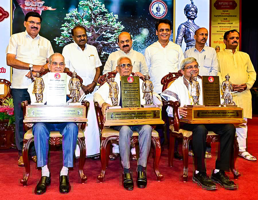 <div class="paragraphs"><p>ನಾಡಪ್ರಭು ಕೆಂಪೇಗೌಡ ಪ್ರತಿಷ್ಠಾನ ನಗರದಲ್ಲಿ ಗುರುವಾರ ಆಯೋಜಿಸಿದ್ದ ಕಾರ್ಯಕ್ರಮದಲ್ಲಿ ನಿವೃತ್ತ ಕುಲಪತಿ ಚಂದ್ರಶೇಖರ ಶೆಟ್ಟಿ, ಬೇಸ್ ಸಂಸ್ಥೆ ಸಂಸ್ಥಾಪಕ ಡಾ. ನಾಗರಾಜ್ ಹಾಗೂ ಐಐಎಸ್ಸಿ ನಿರ್ದೇಶಕ ಪ್ರೊ. ಗೋವಿಂದ ರಂಗರಾಜನ್ ಅವರಿಗೆ ‘ಅಟಲ್ ಪುರಸ್ಕಾರ’ ನೀಡಿ ಗೌರವಿಸಲಾಯಿತು.</p></div>