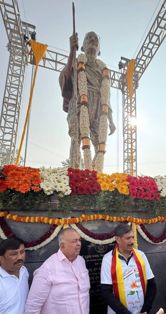 ಮಾಗಡಿ ಎನ್ಇಎಸ್ ಸರ್ಕಲ್‌ನಲ್ಲಿ ಮಹಾತ್ಮ ಗಾಂಧೀಜಿ ನೂತನ ಪ್ರತಿಮೆಯನ್ನು ಜಿಲ್ಲಾ ಉಸ್ತುವಾರಿ ಸಚಿವ ರಾಮಲಿಂಗಾರೆಡ್ಡಿ ಉದ್ಘಾಟಿಸಿದರು. ಶಾಸಕ ಬಾಲಕೃಷ್ಣ ಜೊತೆಯಲ್ಲಿದ್ದರು.