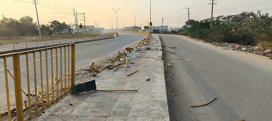 ಅಪರಿಚಿತ ವಾಹನ ಡಿಕ್ಕಿ ಹೊಡೆದ ಪರಿಣಾಮ ಲಿಂಗಸುಗೂರು ಪಟ್ಟಣದಲ್ಲಿ ಹೆದ್ದಾರಿಯಲ್ಲಿ ಬ್ಯಾರಿಕೇಡ್ ಪುಡಿ ಪುಡಿಯಾಗಿರುವುದು