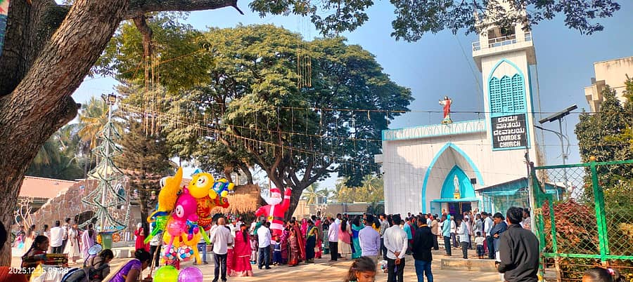 ಕ್ರಿಸ್‌ಮಸ್ ಪ್ರಯುಕ್ತ ರಾಮನಗರದ ರೈಲು ನಿಲ್ದಾಣದ ಬಳಿ ಇರುವ ಲೂರ್ದು ಮಾತೆ ದೇವಾಲಯದಲ್ಲಿ ಗುರುವಾರ ವಿಶೇಷ ಪ್ರಾರ್ಥನೆಗಾಗಿ ಕ್ರೈಸ್ತರು ಹೆಚ್ಚಿನ ಸಂಖ್ಯೆಯಲ್ಲಿ ಜಮಾಯಿಸಿದ್ದರು