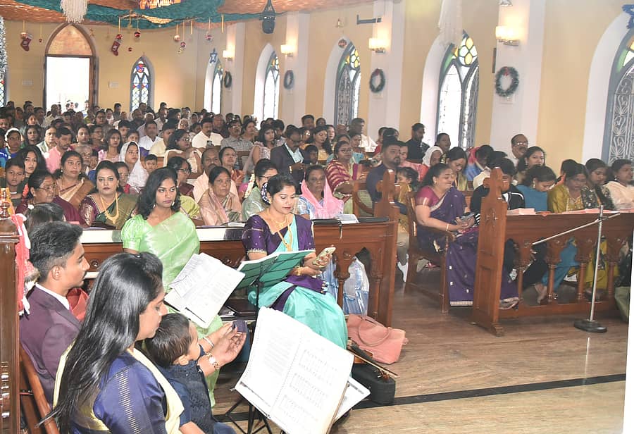 ತುಮಕೂರಿನ ಸ್ವಾತಂತ್ರ್ಯ ಚೌಕದಲ್ಲಿರುವ ಸಿಎಸ್‍ಐ ವೆಸ್ಲಿ ಚರ್ಚ್‍ನಲ್ಲಿ ಗುರುವಾರ ಕ್ರಿಸ್‌ಮಸ್ ಹಬ್ಬದ ಪ್ರಯುಕ್ತ ಕ್ರೈಸ್ತ ಸಮುದಾಯದವರು ಸಾಮೂಹಿಕ ಪ್ರಾರ್ಥನೆ ಸಲ್ಲಿಸಿದರು