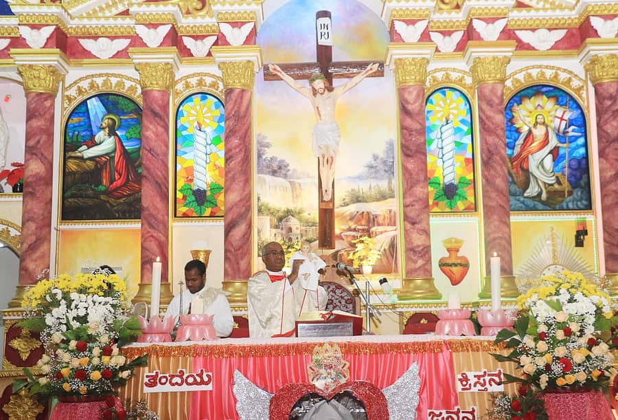 ಚಾಮರಾಜನಗರದ ಬಿ.ರಾಚಯ್ಯ ಜೋಡಿ ರಸ್ತೆಯಲ್ಲಿರುವ ಸಂತ ಪೌಲರ ಚರ್ಚ್‌ನಲ್ಲಿ ಬುಧವಾರ ರಾತ್ರಿ ಶ್ರೇಷ್ಠ ಧರ್ಮಗುರು ಸಿ.ಅಂತೋನಪ್ಪ ನೇತೃತ್ವದಲ್ಲಿ ಧಾರ್ಮಿಕ ವಿಧಿ ವಿಧಾನಗಳು ನಡೆದವು