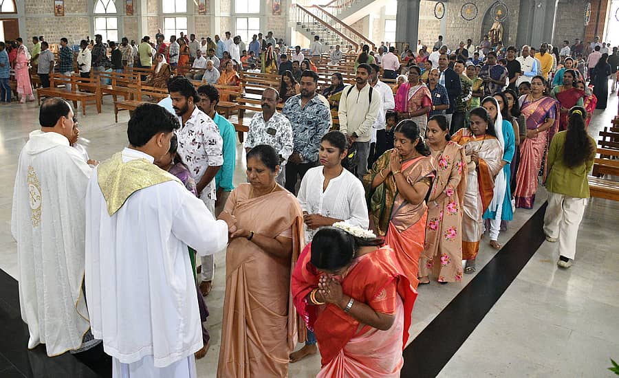 ಶಿವಮೊಗ್ಗದ ಸೇಕ್ರೆಡ್ ಹಾರ್ಟ್ ಚರ್ಚ್ನಲ್ಲಿ ಗುರುವಾರ ಕ್ರಿಸ್ಮಸ್ ವಿಶೇಷ ಪ್ರಾರ್ಥನೆಯಲ್ಲಿ ಪಾಲ್ಗೊಂಡು ಕ್ರೈಸ್ತ ಸಮುದಾಯದವರು ಧರ್ಮಗುರುಗಳ ಆಶೀರ್ವಾದ ಪಡೆದರು