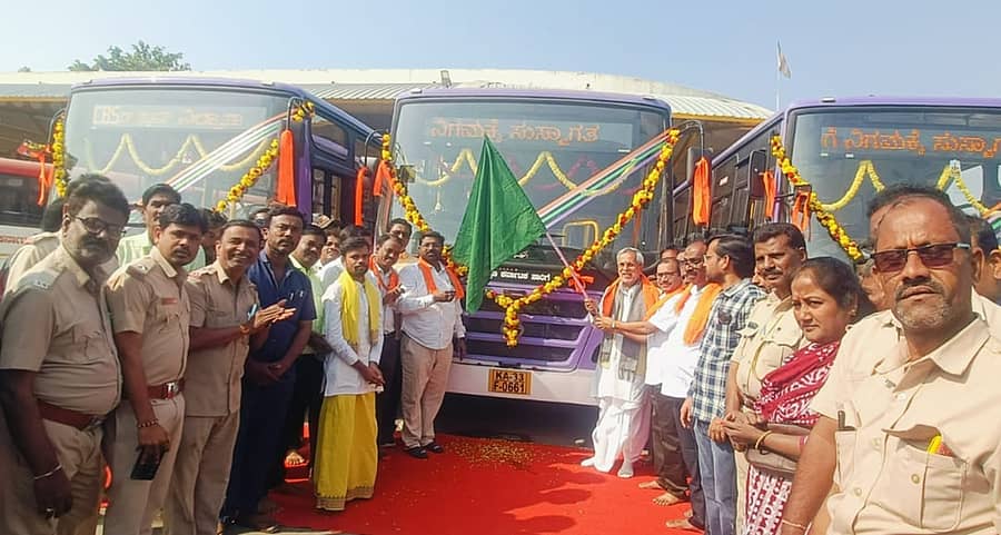 ಯಾದಗಿರಿ ನಗರದ ಕೇಂದ್ರ ಬಸ್ ನಿಲ್ದಾಣದಲ್ಲಿ ಈಚೆಗೆ ನಗರ ಸಾರಿಗೆಯ ಮೂರು ಬಸ್ಗಳಿಗೆ ಶಾಸಕ ಚನ್ನಾರೆಡ್ಡಿ ಪಾಟೀಲ ತುನ್ನೂರು ಅವರು ಹಸಿರು ನಿಶಾನೆ ತೋರಿಸಿದರು