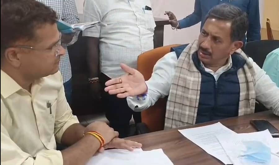 ಮಾಗಡಿ ತಾಲ್ಲೂಕು ಕಚೇರಿಯಲ್ಲಿ ನಡೆದ ಸಾರ್ವಜನಿಕರ ಕುಂದುಕೊರತೆ ಸಭೆಯಲ್ಲಿ ಶಾಸಕ ಎಚ್.ಸಿ. ಬಾಲಕೃಷ್ಣ ಅವರು ತಹಶೀಲ್ದಾರ್ ಡಿ.ಪಿ. ಶರತ್ ಕುಮಾರ್ ಅವರನ್ನು ತರಾಟೆಗೆ ತೆಗೆದುಕೊಂಡ ಕ್ಷಣ...