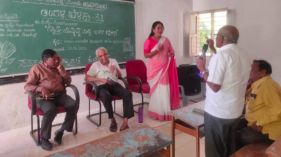 ಹುನಗುಂದದ ವಿ.ಎಂ.ಎಸ್.ಆರ್. ಪದವಿ ಕಾಲೇಜಿನ ನಡೆದ ತಿಂಗಳು-ಬೆಳಕು 3 ಕಾರ್ಯಕ್ರಮದಲ್ಲಿ ಶ್ರೀಶೈಲ ಗೋಲಗುಂಡ ಅವರ 'ದ್ಯಾಮ್ರ ಯಮ್ನವ್ವ ಮತ್ತು ಇತರ ಕಥೆಗಳು' ಎಂಬ ಕಥಾಸಂಕಲನ ಕುರಿತು ಸಂವಾದ ಹಾಗೂ ಚರ್ಚೆ ನಡೆಯಿತು