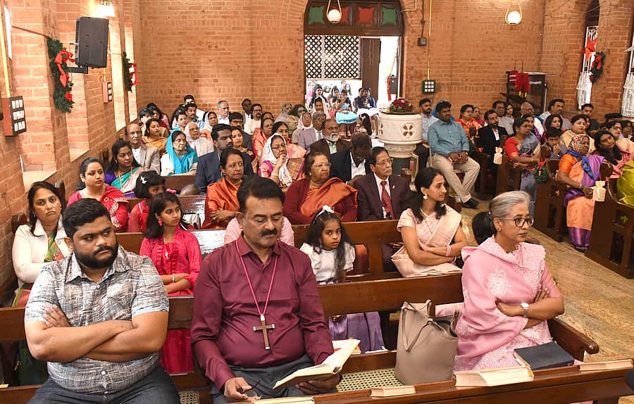 ಕ್ರಿಸ್‌ಮಸ್‌ ಅಂಗವಾಗಿ ಧಾರವಾಡದ ಆಲ್‌ ಸೇಂಟ್‌ ಚರ್ಚ್‌ನಲ್ಲಿ ನಡೆದ ಪ್ರಾರ್ಥನಾ ಕಾರ್ಯಕ್ರಮದಲ್ಲಿ ಬಿಷಪ್‌ ಮಾರ್ಟಿನ್‌ ಸಿ ಬೊರ್ಗಾಯಿ ಪಾಲ್ಗೊಂಡಿದ್ದರು