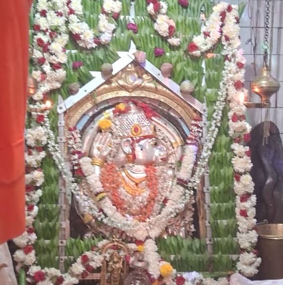 ಬಾಗಲಕೋಟೆ ಸಮೀಪದ ಸೂಳಿಕೇರಿಯಲ್ಲಿ ಮಾರುತೇಶನಿಗೆ ಅರ್ಪಿಸಿದ ಬೆಳ್ಳಿ ಆಭರಣಗಳಿಂದ ಅಲಂಕಾರ ಮಾಡಲಾಗಿತ್ತು