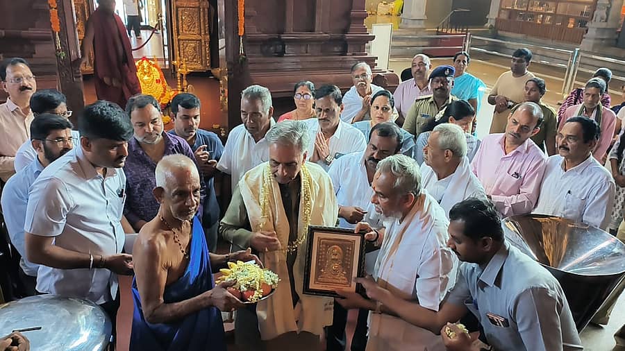 ಕಾಪು ಹೊಸ ಮಾರಿಗುಡಿ ದೇವಸ್ಥಾನಕ್ಕೆ ವಿಧಾನ ಪರಿಷತ್ ಸಭಾಪತಿ ಬಸವರಾಜ್ ಹೊರಟ್ಟಿ ಭೇಟಿ ನೀಡಿ ಉಚ್ಚಂಗಿ ಸಹಿತ ಮಾರಿಯಮ್ಮ ದೇವಿಯ ದರ್ಶನ ಪಡೆದರು