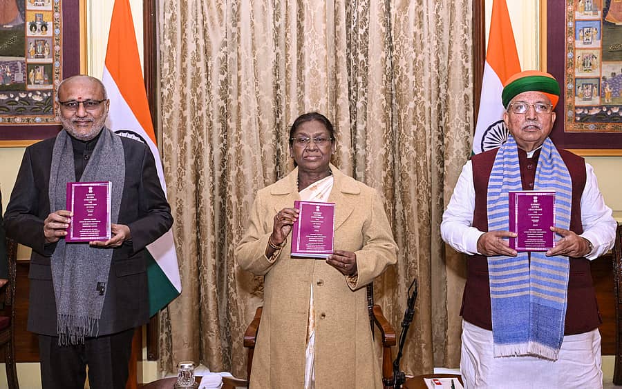 <div class="paragraphs"><p>ಸಂತಾಲಿ ಭಾಷೆಯಲ್ಲಿ ಭಾರತ ಸಂವಿಧಾನವನ್ನು ಬಿಡುಗಡೆಗೊಳಿಸಿದ ರಾಷ್ಟ್ರಪತಿ ದ್ರೌಪದಿ ಮುರ್ಮು, ಉಪ ರಾಷ್ಟ್ರಪತಿ ಸಿ.ಪಿ. ರಾಧಾಕೃಷ್ಣನ್ ಮತ್ತು ಕೇಂದ್ರ ಕಾನೂನು ಸಚಿವ ಅರ್ಜುನ್ ರಾಮ್ ಮೇಘವಾಲ್ </p></div>