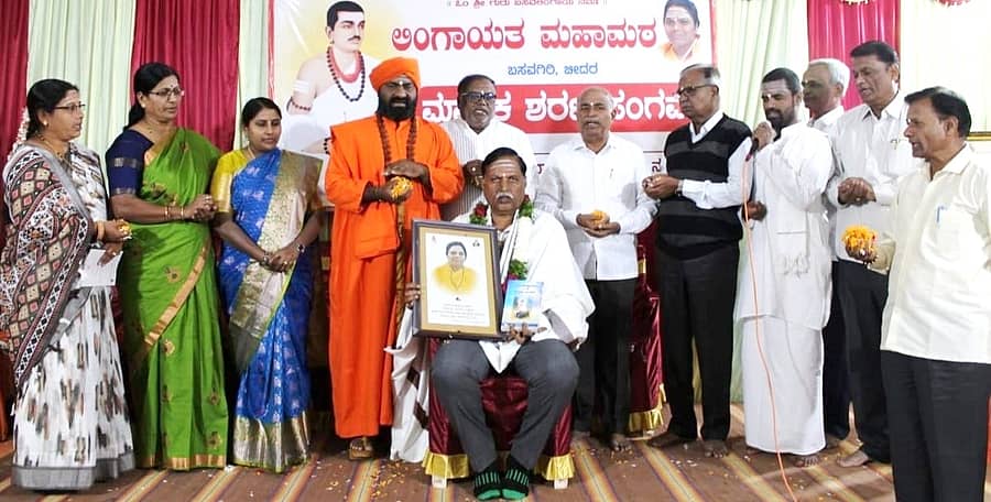 ಬೀದರ್‌ನ ಬಸವಗಿರಿಯಲ್ಲಿ ಏರ್ಪಡಿಸಿದ್ದ ಒಕ್ಕಲಿಗ ಮುದ್ದಣ್ಣನವರ ವಚನ ಚಿಂತನ ಕಾರ್ಯಕ್ರಮದಲ್ಲಿ ಕೆ.ಎಸ್.ಸಿ.ಎ. ರಾಯಚೂರು ವಲಯ ಸಂಚಾಲಕ ಕುಶಾಲರಾವ್ ಪಾಟೀಲ ಗಾದಗಿ ಅವರನ್ನು ಸನ್ಮಾನಿಸಲಾಯಿತು
