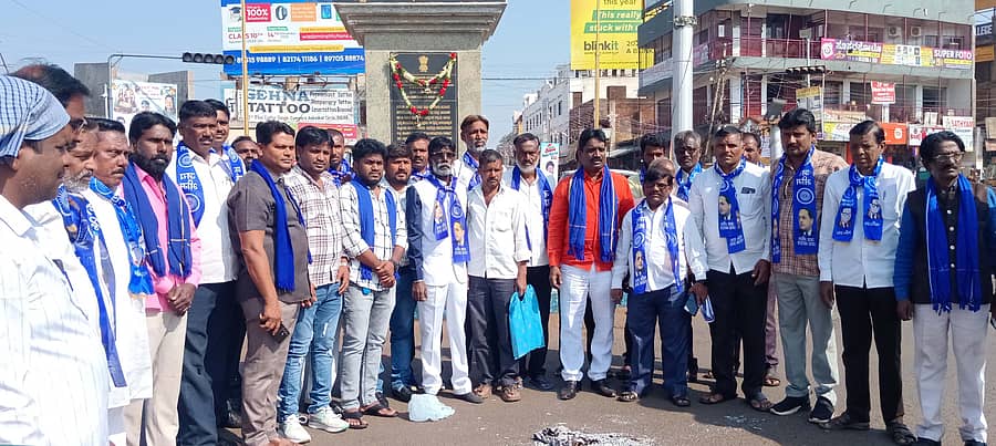 ದಲಿತ ಸಂಘರ್ಷ ಸಮಿತಿಯ ಕಾರ್ಯಕರ್ತರು ಬೀದರ್‌ನಲ್ಲಿ ಗುರುವಾರ ಬಾಬಾ ಸಾಹೇಬರ ವೃತ್ತದಲ್ಲಿ ಮನುಸ್ಮೃತಿ ದಹನ ಮಾಡಿದರು