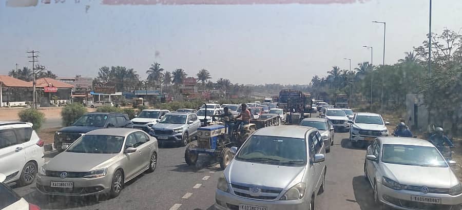ಹಾಸನ ಹೊರವಲಯದ ಬೂವನಹಳ್ಳಿ ಬೈಪಾಸ್ ಬಳಿ ವಾಹನಗಳ ದಟ್ಟಣೆ.