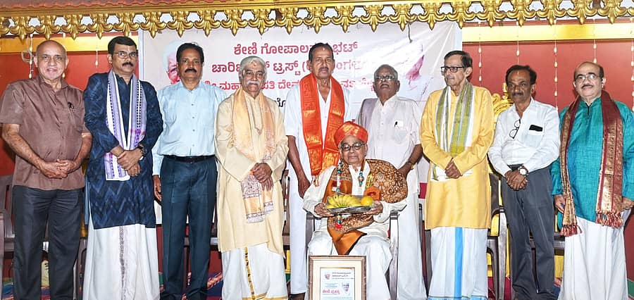 <div class="paragraphs"><p>ಮೂಡಂಬೈಲು ಗೋಪಾಲಕೃಷ್ಣ ಶಾಸ್ತ್ರಿ ಅವರಿಗೆ ಮಂಗಳೂರಿನ ಉರ್ವಸ್ಟೋರ್ ಶ್ರೀಮಹಾಗಣಪತಿ ದೇವಸ್ಥಾನದಲ್ಲಿ ಗುರುವಾರ ಆಯೋಜಸಿದ್ದ ಕಾರ್ಯಕ್ರಮದಲ್ಲಿ ‘ಶೇಣಿ ಸಂಸ್ಮರಣೆ ಪ್ರಶಸ್ತಿ’ಯನ್ನು </p></div>