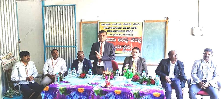 ನರಸಿಂಹರಾಜಪುರ ತಾಲ್ಲೂಕು ಬಿ.ಎಚ್.ಕೈಮರದ ಸರ್ಕಾರಿ ಕೈಗಾರಿಕಾ ತರಬೇತಿ ಸಂಸ್ಥೆಯಲ್ಲಿ ಮಂಗಳವಾರ ನಡೆದ ರಾಷ್ಟ್ರೀಯ ಗ್ರಾಹಕರ ದಿನಾಚರಣೆಯಲ್ಲಿ ಹಿರಿಯ ಸಿವಿಲ್ ನ್ಯಾಯಾಧೀಶ ಕೆ.ಟಿ.ರಘುನಾಥಗೌಡ ಮಾತನಾಡಿದರು