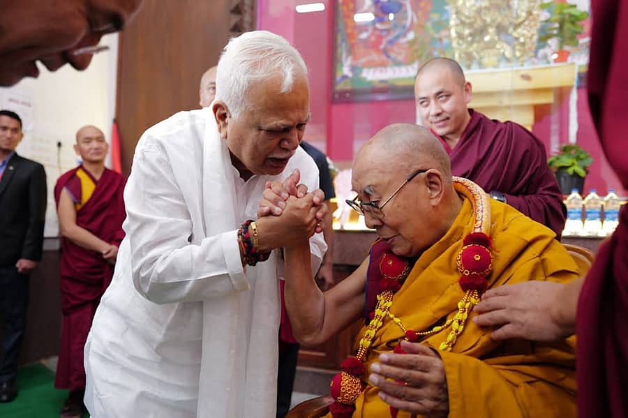 ಮುಂಡಗೋಡದಲ್ಲಿ ರಾಜ್ಯ ಆಡಳಿತ ಸುಧಾರಣಾ ಆಯೋಗದ ಅಧ್ಯಕ್ಷ ಆರ್‌.ವಿ.ದೇಶಪಾಂಡೆ ಗುರುವಾರ ಟಿಬೆಟಿಯನ್‌ ಧಾರ್ಮಿಕ ನಾಯಕ ದಲೈಲಾಮಾ ಅವರನ್ನು ಭೇಟಿ ಮಾಡಿದರು