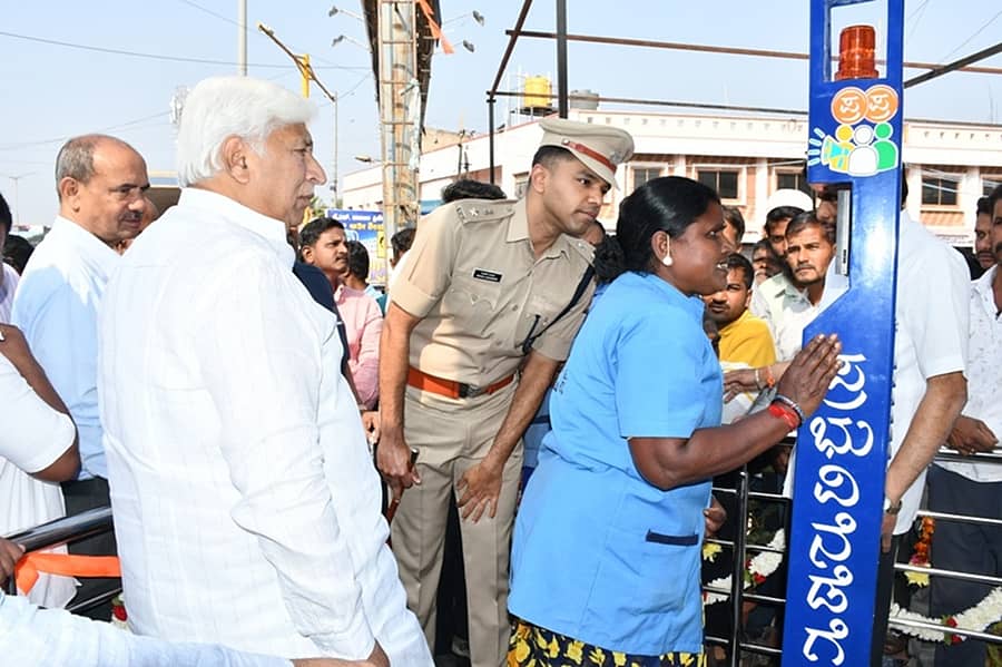 ಗದಗ ಬೆಟಗೇರಿ ನಗರಸಭೆಯ 16ನೇ ವಾರ್ಡ್‌ನ ಪೌರಕಾರ್ಮಿಕರಾದ ಮಂಜುಳಾ ದುರಗಪ್ಪ ಬಂಗಿ ಅವರು ಮನೆ ಮಂಜೂರು ಮಾಡಿ ಕೊಡುವಂತೆ ಎಸ್‌ಒಎಸ್‌ ಮೂಲಕ ಅಹವಾಲು ಸಲ್ಲಿಸಿದರು 