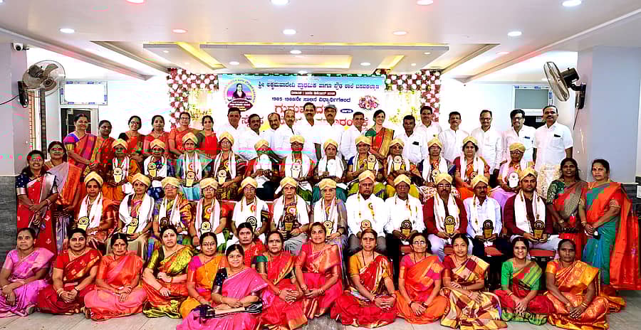 ಬಸವಕಲ್ಯಾಣದಲ್ಲಿ ಗುರುವಾರ ಅಕ್ಕಮಹಾದೇವಿ ಪ್ರೌಢಶಾಲೆಯ 1985-1988ನೇ ಸಾಲಿನ ಸಹಪಾಠಿಗಳಿಂದ ಗುರುವಂದನೆ ಕಾರ್ಯಕ್ರಮ ನಡೆಯಿತು