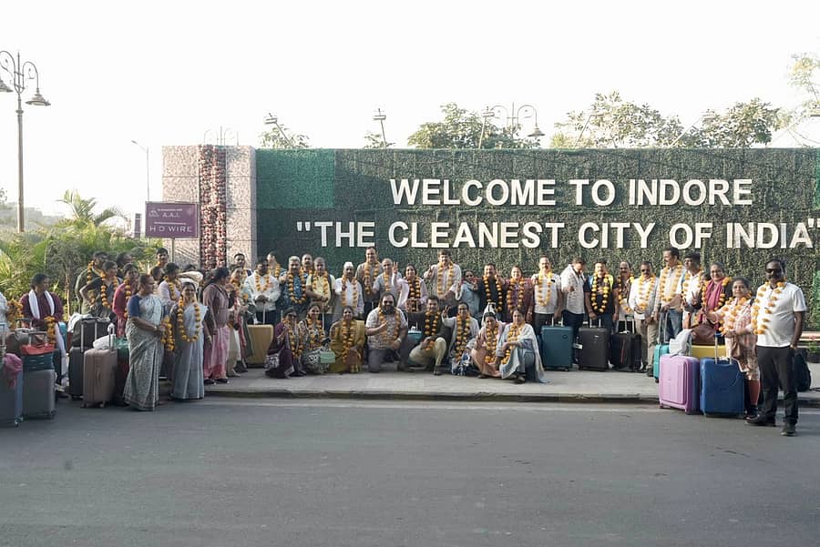 ಮಧ್ಯಪ್ರದೇಶದ ಇಂದೋರ್‌ನಲ್ಲಿ ಹು–ಧಾ ಮಹಾನಗರ ಪಾಲಿಕೆಯ ಮೇಯರ್‌, ಉಪಮೇಯರ್, ಸದಸ್ಯರು ಮತ್ತು ಅಧಿಕಾರಿಗಳ ತಂಡ