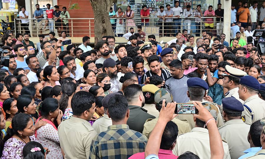 ಐದು ವರ್ಷದ ಬಾಲಕಿಯನ್ನು ಅಪಹರಿಸಿ ಹತ್ಯೆ ಮಾಡಿರುವುದನ್ನು ಖಂಡಿಸಿ ಹುಬ್ಬಳ್ಳಿಯ ಅಶೋಕನಗರ ಪೊಲೀಸ್ ಠಾಣೆ ಎದುರು ನಡೆದಿದ್ದ ಪ್ರತಿಭಟನೆ