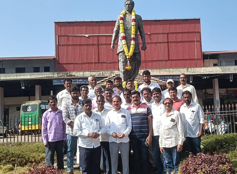 ಸೊರಬ ಪಟ್ಟಣದ ಖಾಸಗಿ ಬಸ್ಟಾಂಡ್ ಆವರಣದಲ್ಲಿ ಬಿಜೆಪಿ ಹಾಗೂ ಕುಮಾರ್ ಬಂಗಾರಪ್ಪ ಅಭಿಮಾನಿಗಳಿಂದ ಬಂಗಾರಪ್ಪ ಅವರ ಪುತ್ಥಳಿಗೆ ಮಾಲಾರ್ಪಣೆ ನೆರವೇರಿಸಲಾಯಿತು