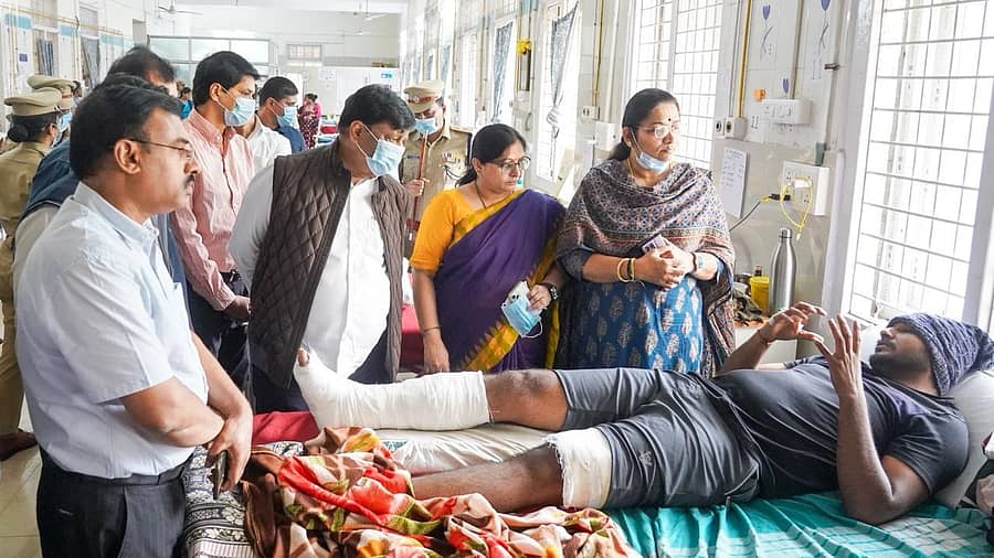 ಸ್ಫೋಟದ ತೀವ್ರತೆಯಿಂದ ಗಾಯಗೊಂಡು ಮೈಸೂರಿನ ಕೆ.ಅರ್. ಆಸ್ಪತ್ರೆಗೆ ದಾಖಲಾಗಿರುವವರನ್ನು ಜಿಲ್ಲಾ ಉಸ್ತುವಾರಿ ಸಚಿವ ಡಾ.ಎಚ್.ಸಿ. ಮಹದೇವಪ್ಪ ಶುಕ್ರವಾರ ಭೇಟಿಯಾಗಿ ಆರೋಗ್ಯ ವಿಚಾರಿಸಿದರು