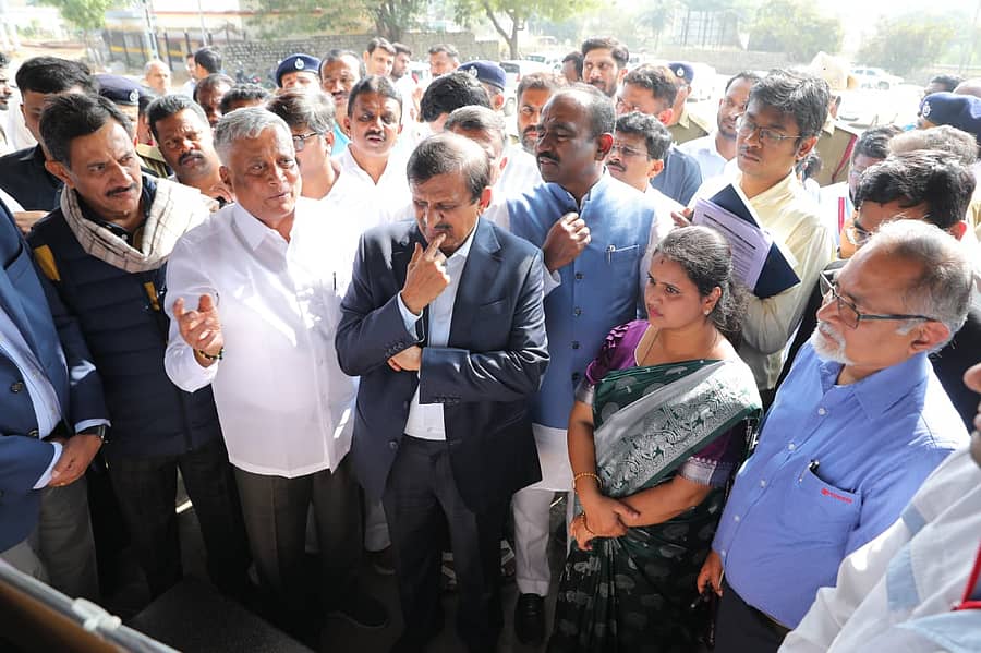 ಬಿಡದಿ ರೈಲು ನಿಲ್ದಾಣಕ್ಕೆ ರೈಲ್ವೆ ಖಾತೆಯ ರಾಜ್ಯ ಸಚಿವ ವಿ. ಸೋಮಣ್ಣ ಅವರು ಶುಕ್ರವಾರ ಭೇಟಿ ನೀಡಿ, ನಿಲ್ದಾಣ ನವೀಕರಣ ಕಾಮಗಾರಿ ಪರಿಶೀಲಿಸಿದರು. ಸಂಸದ ಡಾ. ಸಿ.ಎನ್. ಮಂಜುನಾಥ್, ಶಾಸಕ ಎಚ್.ಸಿ. ಬಾಲಕೃಷ್ಣ, ಮಾಜಿ ಶಾಸಕ ಎ. ಮಂಜುನಾಥ್ ಹಾಗೂ ಇತರರು ಇದ್ದಾರೆ