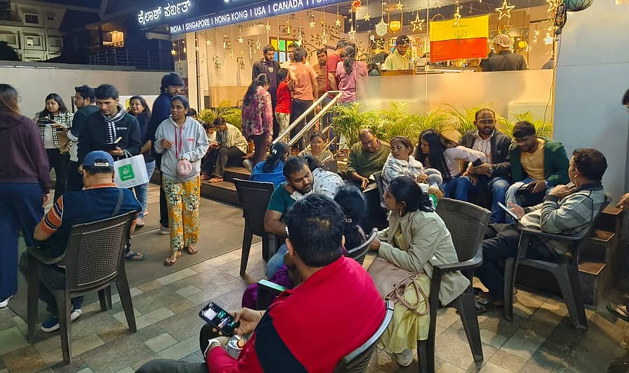 ಚಿಕ್ಕಮಗಳೂರಿನ ಹೋಟಲ್‌ನಲ್ಲಿ ಜಾಗ ಸಿಗದ ಹೊರಗೆ ಕುಳಿತಿರುವು ಪ್ರವಾಸಿಗರು