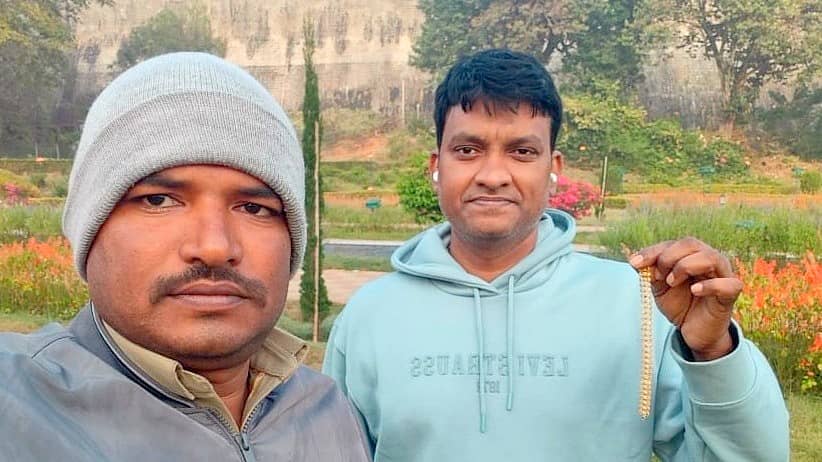 <div class="paragraphs"><p>KRS: ತಮಿಳುನಾಡು ವ್ಯಕ್ತಿಗೆ ಚಿನ್ನದ ಬ್ರಾಸ್ಲೆಟ್ ಹಿಂದಿರುಗಿಸಿದ KSISF ಪೊಲೀಸ್</p></div>