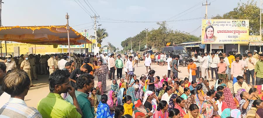 ಮೃತ ರತ್ನಮ್ಮವ್ವ ಅವರನ್ನು ಮಠದಲ್ಲಿಯೇ ಸಮಾಧಿ ಮಾಡಬೇಕು ಎಂದು ಆಗ್ರಹಿಸಿ ಪರಿಶಿಷ್ಟ ಸಮುದಾಯದ ಮಹಿಳೆಯರು ಶುಕ್ರವಾರ ಮಠದ ಎದುರು ಪ್ರತಿಭಟನೆ ನಡೆಸಿದರು