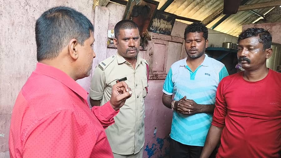 <div class="paragraphs"><p>ಕೆಜಿಎಫ್‌ನ ಕೋರಮಂಡಲದಲ್ಲಿ ಶುಕ್ರವಾರ ಬೆಳಗ್ಗೆ ಸಂಭವಿಸಿದ ಅಗ್ನಿ ಅವಘಡ ಸ್ಥಳಕ್ಕೆ ಪೌರಾಯುಕ್ತ ಆಂಜನೇಯ ಭೇಟಿ ನೀಡಿ ಪರಿಶೀಲಿಸಿದರು</p></div>