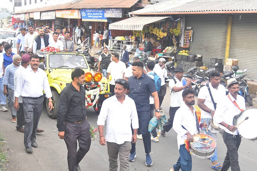 ಶಾಸಕ ಡಾ.ಮಂತರ್ಗೌಡ ಅವರನ್ನು ತೆರೆದ ಜೀಪಿನಲ್ಲಿ ಮಡಿಕೇರಿಯಲ್ಲಿ ಮೆರವಣಿಗೆ ಮಾಡಲಾಯಿತು