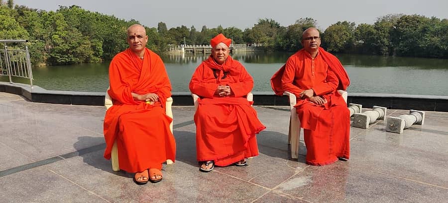 ಸಿರಿಗೆರೆಯ ಶಾಂತಿವನಕ್ಕೆ ಭೇಟಿ ನೀಡಿದ್ದ ನಿರ್ಮಲಾನಂದ ಶ್ರೀಗಳು, ಬಸವಮೂರ್ತಿ ಶ್ರೀಗಳು ಹಾಗೂ ತರಳಬಾಳು ಶ್ರೀಗಳು ಶಾಂತಿವನದ ಕಿರುಜಲಾಶಯದ ಮೇಲುಸೇತುವೆಯಲ್ಲಿ ಕುಳಿತುಕೊಂಡ ಉಭಯಕುಶಲೋಪರಿ ನಡೆಸಿದರು.