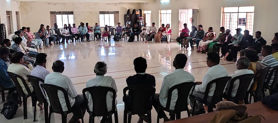 ಚಾಮರಾಜನಗರದ ಲ್ಯಾಂಪ್ಸ್‌ ಸಮುದಾಯ ಭವನದಲ್ಲಿ ಈಚೆಗೆ ಜಿಲ್ಲಾ ಬುಡಕಟ್ಟು ಗಿರಿಜನ ಅಭಿವೃದ್ಧಿ ಸಂಘದ ಸಭೆ ನಡೆಯಿತು