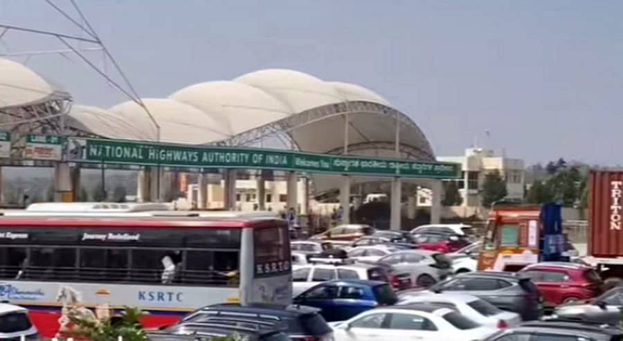 <div class="paragraphs"><p>ಶ್ರೀರಂಗಪಟ್ಟಣ ತಾಲ್ಲೂಕಿನ ಗಣಂಗೂಉರ ಬಳಿಯ ಟೋಲ್‌ ಬಳಿ, ಬೆಂಗಳೂರು– ಮೈಸೂರು ಎಕ್ಸ್‌ಪ್ರೆಸ್‌ ವೇ ನಲ್ಲಿ ಗುರುವಾರ ವಾಹನಗಳು ಸಾಲುಗಟ್ಟಿ ನಿಂತಿದ್ದವು</p></div>