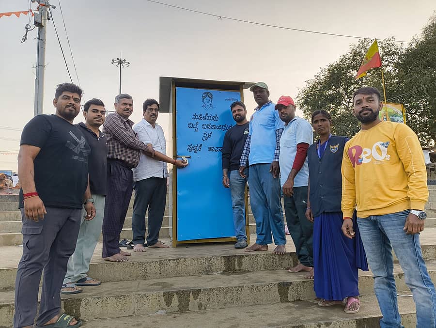 ನಂಜನಗೂಡಿನ ಕಪಿಲಾ ನದಿ ತೀರದ ಸ್ನಾನ ಘಟ್ಟದಲ್ಲಿ ಪುಣ್ಯ ಸ್ನಾನ ಮಡುವ ಮಹಿಳೆಯರು ಬಟ್ಟೆ ಬದಲಾಯಿಸುವ ಅನುಕೂಲಕ್ಕಾಗಿ ಮೊಬೈಲ್ ಬೂತ್ನ್ನು ಯುವ ಬ್ರಿಗೇಡ್ ಸಂಘಟನೆಯ ಸದಸ್ಯರು ಅಳವಡಿಸಿದರು