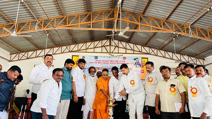 ಸುರಪುರದಲ್ಲಿ ಶುಕ್ರವಾರ ತಾಲ್ಲೂಕು ಮಟ್ಟದ ಆಂಗವಿಕಲರ ದಿನಾಚರಣೆ ಕಾರ್ಯಕ್ರಮವನ್ನು ರಾಜಾ ಲಕ್ಷ್ಮೀ ನಾರಾಯಣ ನಾಯಕ ಉದ್ಘಾಟಿಸಿದರು. ಶಾಸಕ ರಾಜಾ ವೇಣುಗೋಪಾಲ ನಾಯಕ ಭಾಗವಹಿಸಿದ್ದರು