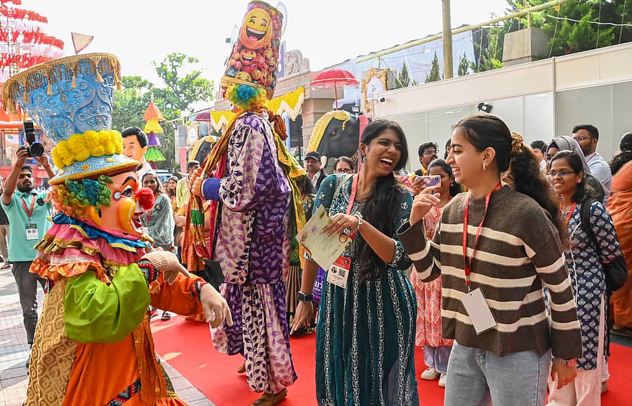 ಎರಡನೇ ಆಯುರ್ವೇದ ವಿಶ್ವ ಸಮ್ಮೇಳನದಲ್ಲಿ ಶುಕ್ರವಾರ ಗೊಂಬೆಗಳೊಂದಿಗೆ ಯುವತಿಯರು ನೃತ್ಯ ಮಾಡಿ ಸಂಭ್ರಮಿಸಿದರು.
ಪ್ರಜಾವಾಣಿ ಚಿತ್ರ
