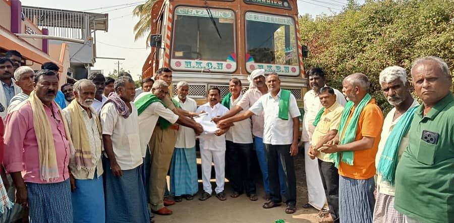 ಕುಪ್ಪೇಲೂರು ಗ್ರಾಮದ ರೈತರು ಹಲಗೇರಿ ಗ್ರಾಮೀಣ ಪೊಲೀಸ್ ಠಾಣೆ ಎಎಸ್ಐ ಕೆ.ಎಂ. ಮಕಾನದಾರ ಅವರಿಗೆ ಮನವಿ ಸಲ್ಲಿಸಿದರು