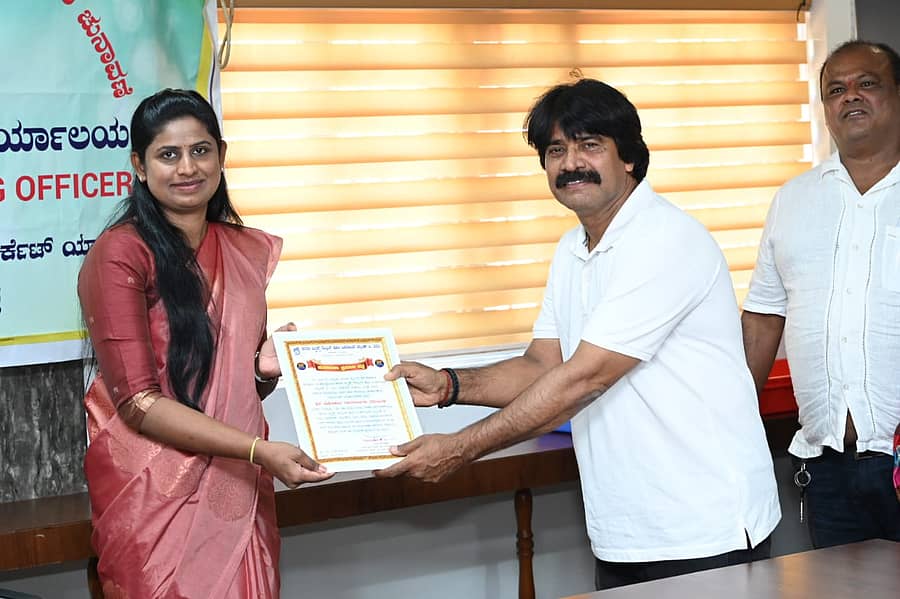 ಕೆಡಿಸಿಸಿ ಬ್ಯಾಂಕ್ ಅರ್ಬನ್ ಹಾಗೂ ಕೃಷಿಯೇತರ ಸಹಕಾರಿ ಸಂಘಗಳ ಮತಕ್ಷೇತ್ರದ ನಿರ್ದೇಶಕ ಸ್ಥಾನಕ್ಕೆ ಮೋಹನ ನಾಯಕ ಗೆಲುವು ದಾಖಲಿಸಿದ್ದು, ಉಪವಿಭಾಗಾಧಿಕಾರಿ ಕಾವ್ಯರಾಣಿ ಕೆ. ಪ್ರಮಾಣಪತ್ರ ವಿತರಿಸಿದರು.