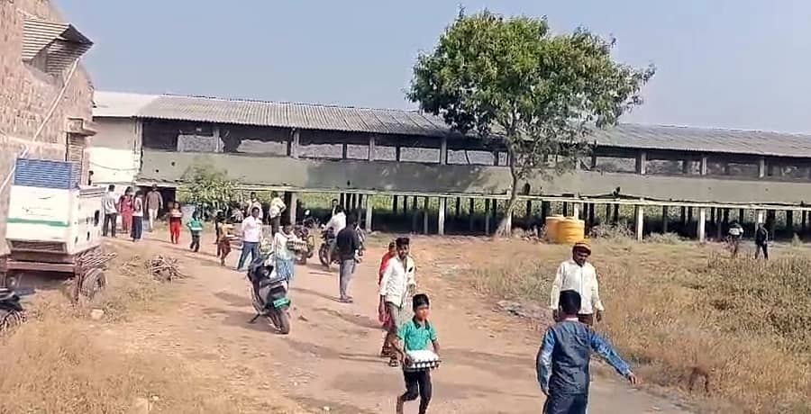 ಗಜೇಂದ್ರಗಡದ 23ನೇ ವಾರ್ಡಿನ ಉಣಚಗೇರಿ ಗ್ರಾಮದ ಹೊರ ವಲಯದಲ್ಲಿರುವ ಕೋಳಿ ಫಾರಂನಿಂದ ಗ್ರಾಮಸ್ಥರು ಕೋಳಿ ಹಾಗೂ ಮೊಟ್ಟೆ ಹೊತ್ತೊಯ್ದರು