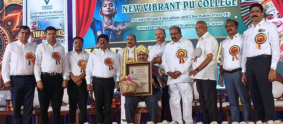 ಮೂಡುಬಿದಿರೆಯ ಕಲ್ಲಬೆಟ್ಟು ನ್ಯೂವೈಬ್ರಂಟ್ ಕಾಲೇಜಿನಲ್ಲಿ ಶುಕ್ರವಾರ ನಡೆದ ವೈಬ್ರೆಂಟ್ ಡೇ 2025 ಕಾರ್ಯಕ್ರಮದಲ್ಲಿ ಎನ್ಐಟಿಕೆಯ ಪ್ರಾಧ್ಯಾಪಕ ಎಂ.ಎನ್.ಸತ್ಯನಾರಾಯಣ ಅವರಿಗೆ ‘ವೈಬ್ರೆಂಟ್ ವಿಜ್ಞಾನ ರತ್ನ’ ಪ್ರಶಸ್ತಿ ಪ್ರದಾನ ಮಾಡಲಾಯಿತು