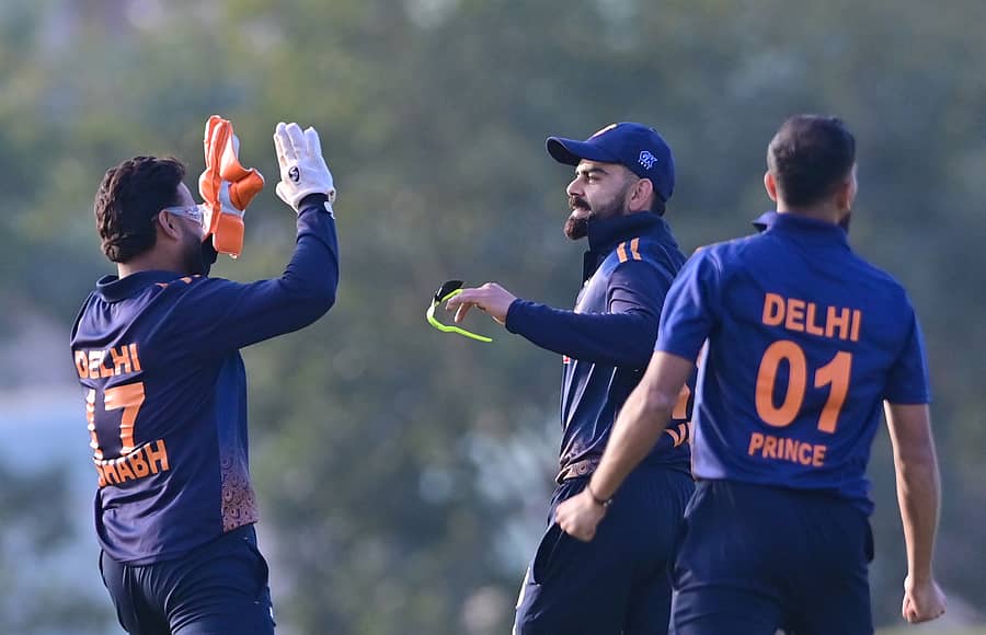 ಗುಜರಾತ್ ತಂಡದ ಬ್ಯಾಟರ್ ಔಟಾದಾಗ ದೆಹಲಿ ತಂಡದ ನಾಯಕ ರಿಷಭ್ ಪಂತ್, ವಿರಾಟ್ ಕೊಹ್ಲಿ ಮತ್ತು ಬೌಲರ್ ಪ್ರಿನ್ಸ್ ಯಾದವ್ ಸಂಭ್ರಮಿಸಿದರು –ಪ್ರಜಾವಾಣಿ ಚಿತ್ರ/ಪ್ರಶಾಂತ್ ಎಚ್.ಜಿ.