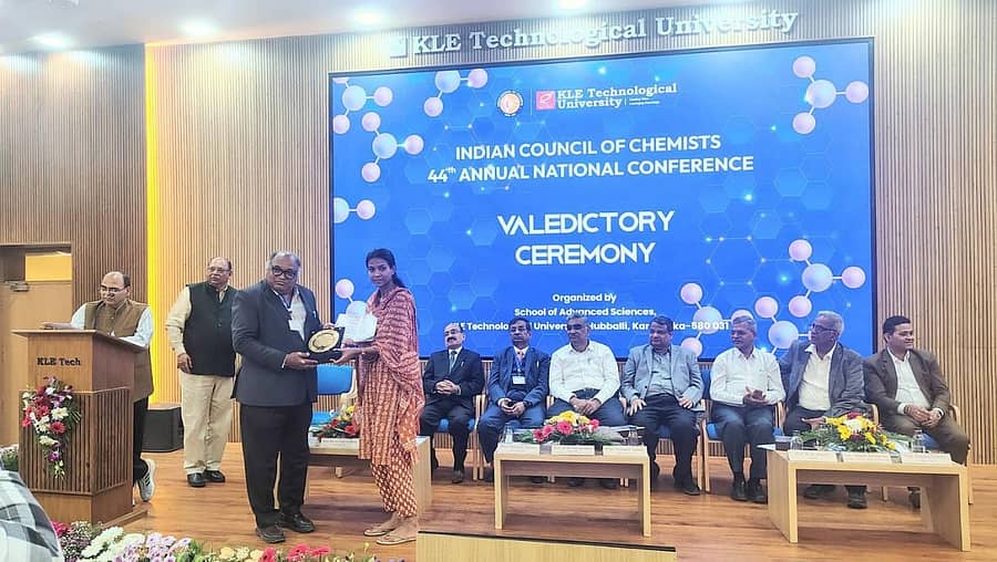 ಕುಶಾಲನಗರ ಸಮೀಪದ ಕೊಡಗು ವಿಶ್ವವಿದ್ಯಾಲಯದ ರಸಾಯನಶಾಸ್ತ್ರ ವಿಭಾಗದ ಉಪನ್ಯಾಸಕಿ ಡಾ. ಎಚ್.ಎ. ನಗ್ಮಾಭಾನು ಅವರು ಯುವ ಮಹಿಳಾ ಸಂಶೋಧಕಿ ಪ್ರಶಸ್ತಿ ಸ್ವೀಕರಿಸಿದರು