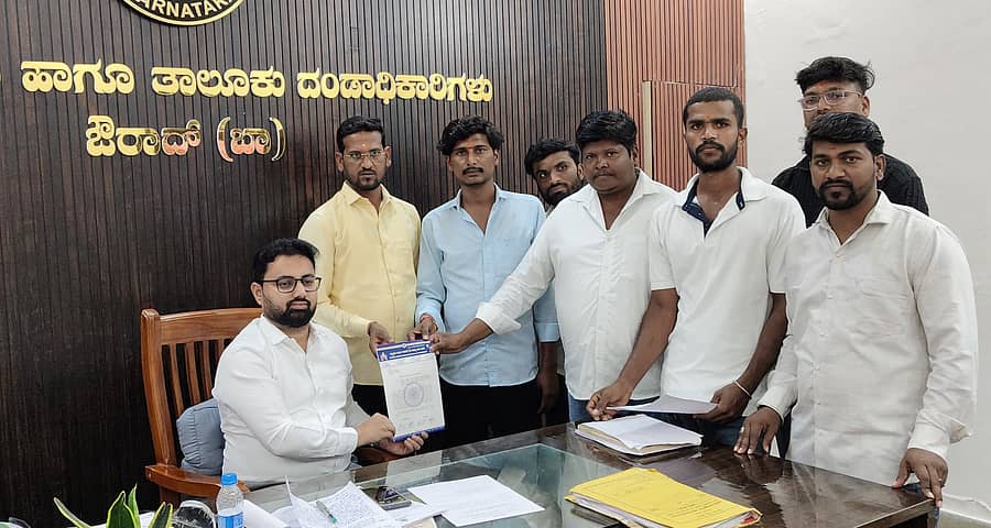 ಪಡಿತರ ವಿತರಣೆಯಲ್ಲಿನ ವಂಚನೆ ತಡೆಯುವಂತೆ ಅಹಿಂದ ಯುವ ಸಂಘಟನೆ ಮುಖಂಡರು ಔರಾದ್ ತಹಶೀಲ್ದಾರ್ ಮಹೇಶ ಪಾಟೀಲ ಅವರಿಗೆ ಮನವಿಪತ್ರ ಸಲ್ಲಿಸಿದರು