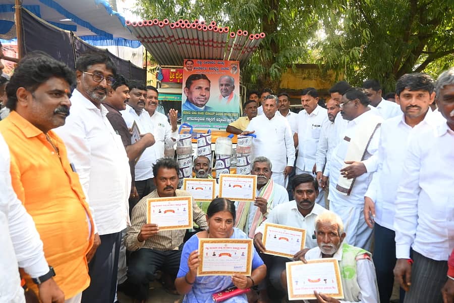 ದೇವನಹಳ್ಳಿ ತಾಲ್ಲೂಕು ಪಂಚಾಯತಿ ಆವರಣದಲ್ಲಿ ಗಂಗಾ ಕಲ್ಯಾಣ ಯೋಜನೆಯಲ್ಲಿ ಆಯ್ಕೆಯಾದ ಫಲಾನುಭವಿಗಳಿಗೆ ಸಚಿವ ಕೆ.ಎಚ್.ಮುನಿಯಪ್ಪ ಪ್ರಮಾಣ ಪತ್ರ ವಿತರಣೆ ಮಾಡಿದರು