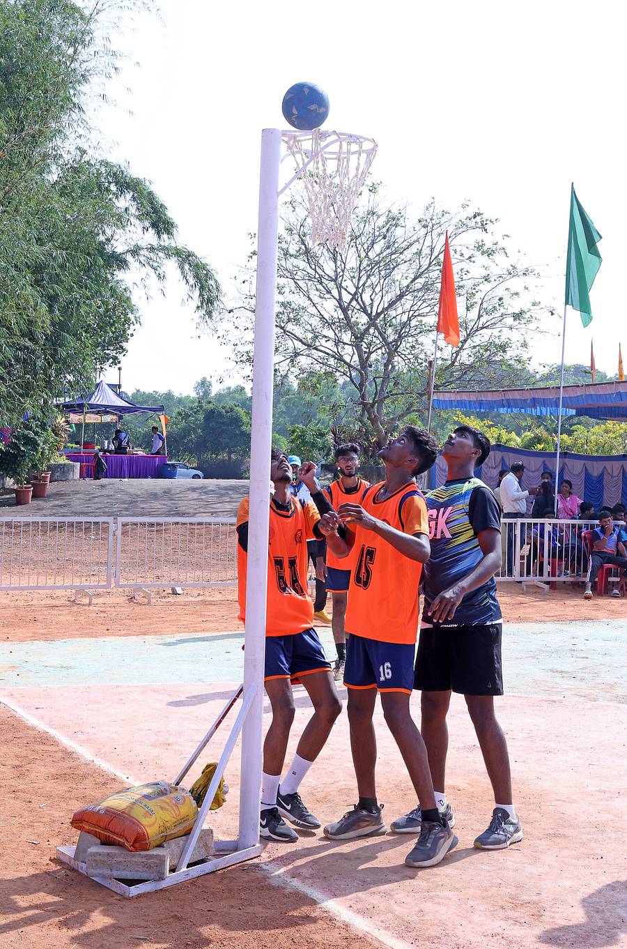 ಬಾಲಕರ ವಿಭಾಗದಲ್ಲಿ ಗೋವಾ ವಿರುದ್ಧ ಪಾಯಿಂಟ್ ಗಳಿಸಿದ ಕರ್ನಾಟಕ ತಂಡದ ಗಣೇಶ್ (ಬಲದಿಂದ ಎರಡನೆಯವರು)