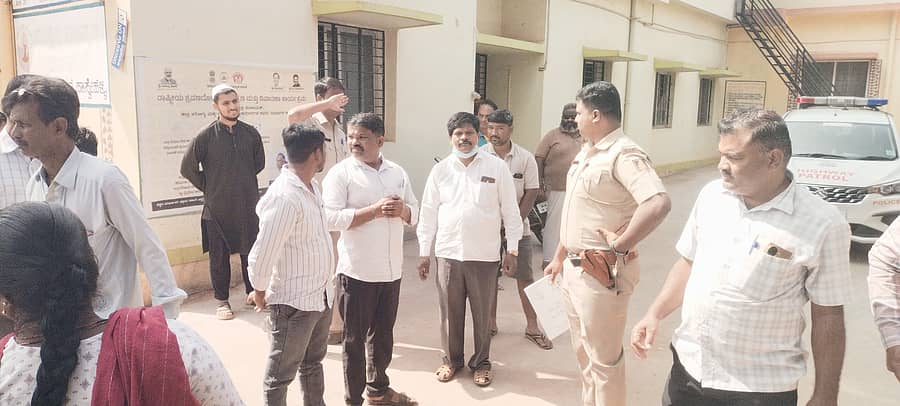 <div class="paragraphs"><p>ಸಾಸ್ವೆಹಳ್ಳಿ ಪ್ರಾಥಮಿಕ ಆರೋಗ್ಯ ಕೇಂದ್ರದ ಮೇಲೆ ದಾಳಿ ನಡೆಸಿ ಸಾರ್ವಜನಿಕ ಆಸ್ತಿಪಾಸ್ತಿ ಹಾನಿ ಮಾಡಿದ್ದನ್ನು ಹೊನ್ನಾಳಿ ಪೊಲೀಸರು ಪರಿಶೀಲಿಸಿದರು</p></div>