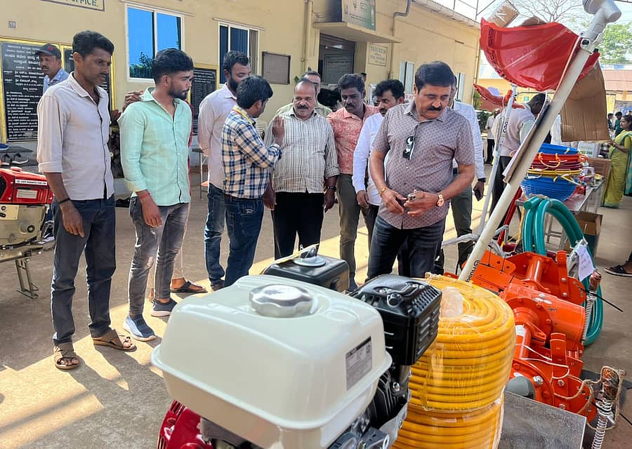 ಸಕಲೇಶಪುರದಲ್ಲಿ ಶುಕ್ರವಾರ ನಡೆದ ರಾಷ್ಟ್ರೀಯ ರೈತ ದಿನಾಚರಣೆಯಲ್ಲಿ ಸರ್ಕಾರದ ಸಹಾಯಧನದಲ್ಲಿ ವಿತರಣೆ ಮಾಡಲು ಇಡಲಾಗಿದ್ದ ಯಂತ್ರೋಪಕರಣಗಳನ್ನು ರೈತರು ವೀಕ್ಷಿಸಿದರು